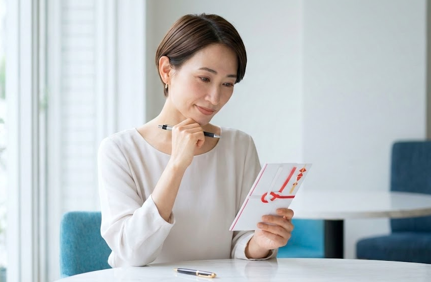 ママ友へ新築祝いを渡す際のマナーとおすすめのギフトガイド